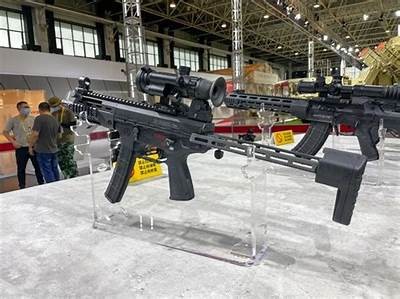 国产轻武器展示：新型装备亮相，实力与科技的完美结合